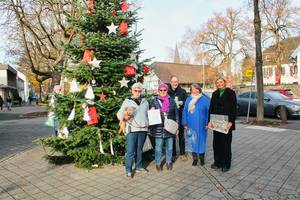 Der Weihnachtswunschbaum 2022 der Kinder- und Jugendstiftung und der Alternhilfe Hennef wird eingeweiht