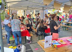 Wieder wurde ein bunter, lachender und vielseitiger Weltkindertag auf dem sonnigen Hennefer Marktplatz gefeiert - diesmal hatte unser Förderverein das Zepter!