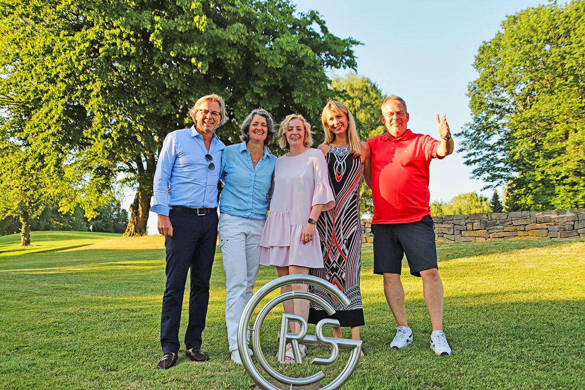 Die Sieger in den fünf Klassen, von links: Christian Reuther, Klasse A Netto-Sieger; Barbara Thiermann, Brutto Damen-Siegerin; Marie-Sophie Schlechtriem, Klasse B Netto-Sieger; Anna Helena Westerhausen, Klasse C Netto-Siegerin; Andreas Braatz, Brutto Herren