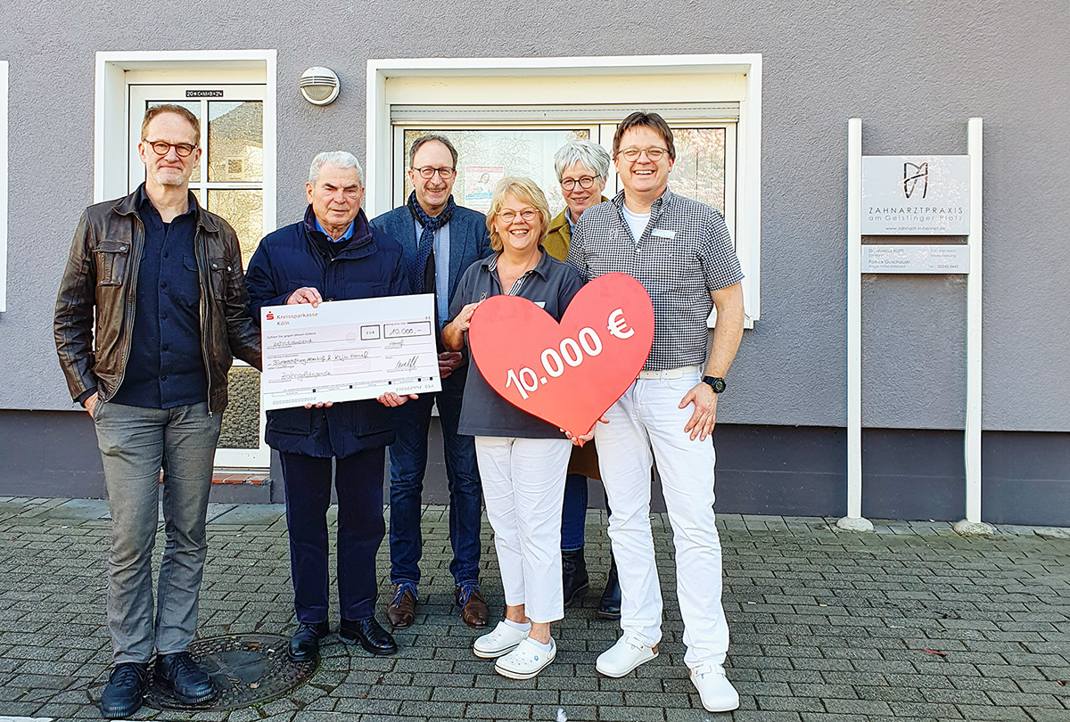 Jürgen Novotny (KiJu), Horst Anders und Thomas Wallau (beide Altenhilfe), Zahnmedizinische Fachangestellte Rita Suffa, Elke Lichtenberg (KiJu) und Dr. Marcus Halft (Foto: Natalie Lambertz)