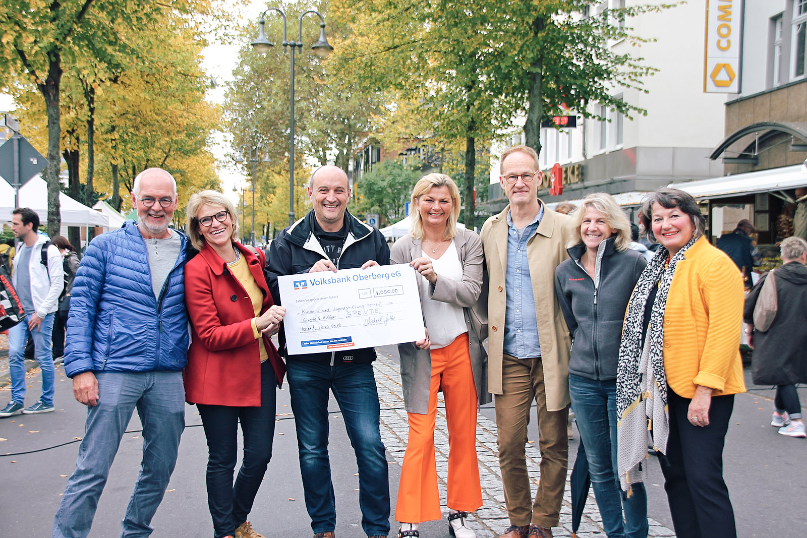 Michael Hiller mit Ehefrau, Ralf Rohrmoser von Glasow, Uschi Yogeshwar, Martina Wirtz, Jürgen Novotny und Andrea Hoppen-Weiss bei der Spendenübergabe (Foto: U. Grünewald)