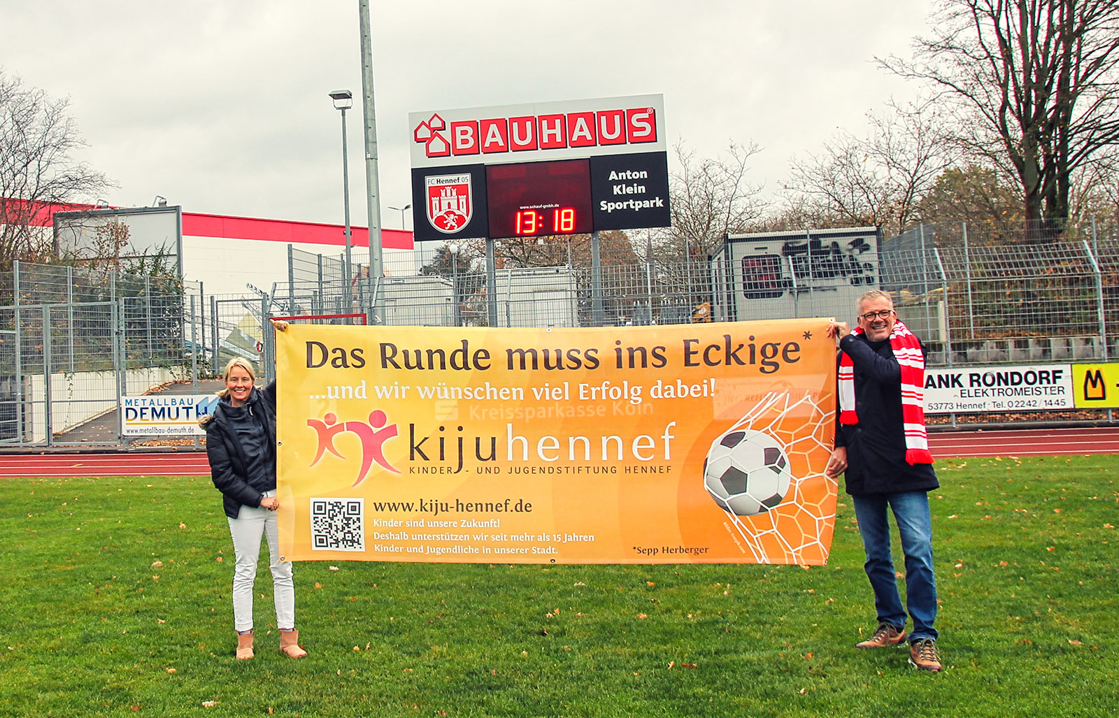 Ulli Grünewald von der KiJu und Clemens Wirtz, Präsident des FC Hennef 05