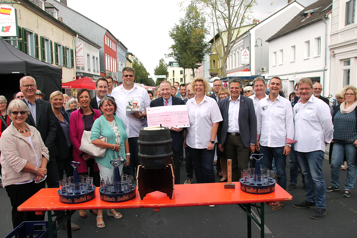 Noch vor dem traditionellen Fassanstich des Stadtfestes hatte das Hennefer Prinzenpaar, Prinz Wolfgang IV. und Prinzessin Monika V., eine tolle Überraschung für die Vertreter der Kinder- und Jugendstiftung Hennef mitgebracht