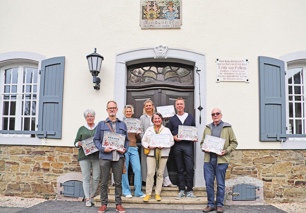 KiJu-Vorstandsmitglieder stellen den neuen diesjährigen Adventskalender im Innenhof des barocken Anwesens gemeinsam mit den Eheleuten Decker-Conradi vor