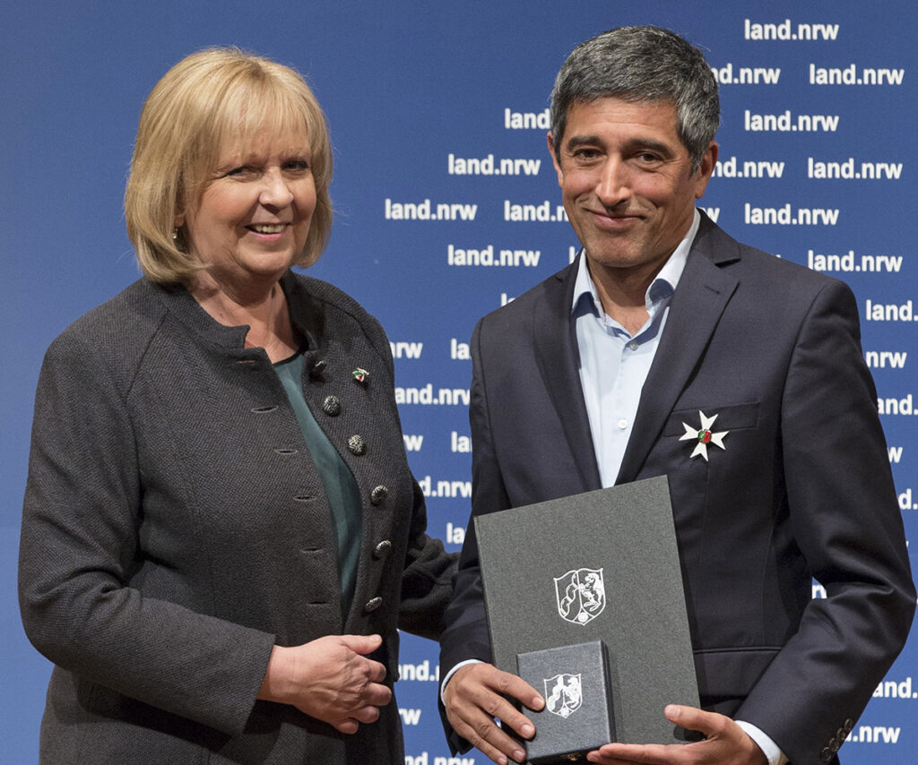 Ministerpräsidentin Hannelore Kraft überreicht unserem Vorstandsmitglied Ranga Yogeshwar den Verdienstorden des Landes Nordrhein-Westfalen