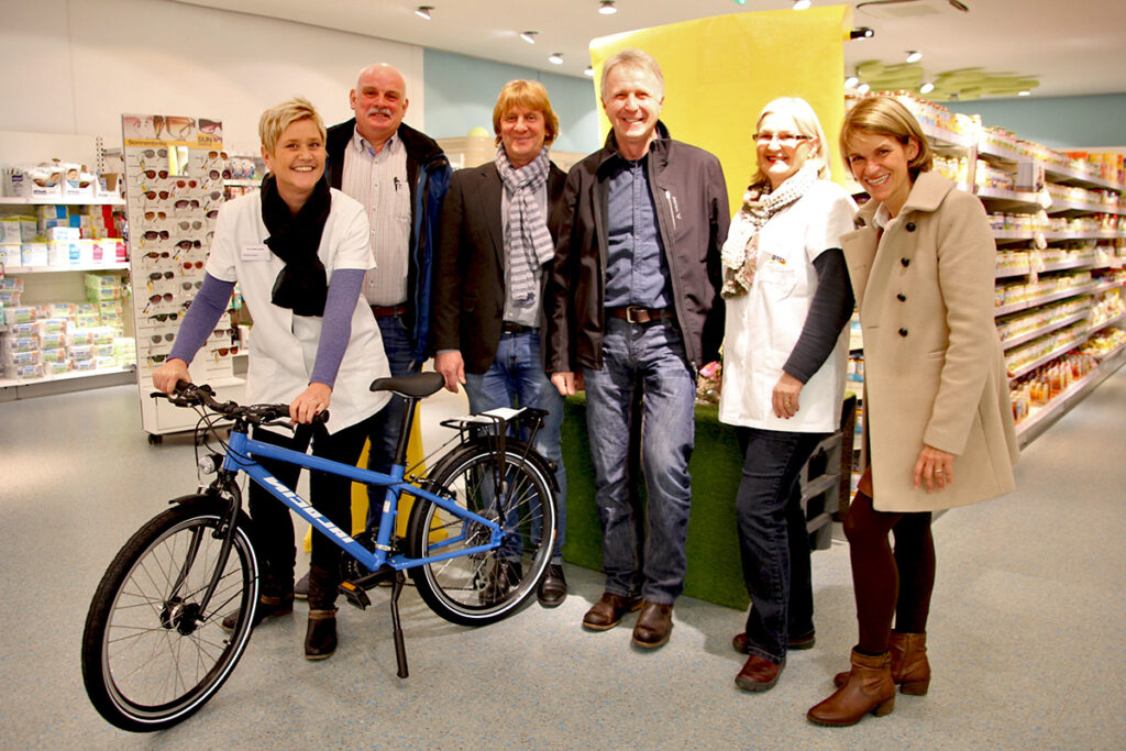 Fünf Fahrräder hat die Kinder- und Jugendstiftung Hennef vom DM-Drogeriemarkt an der Schulstraße in Sankt Augustin gespendet bekommen