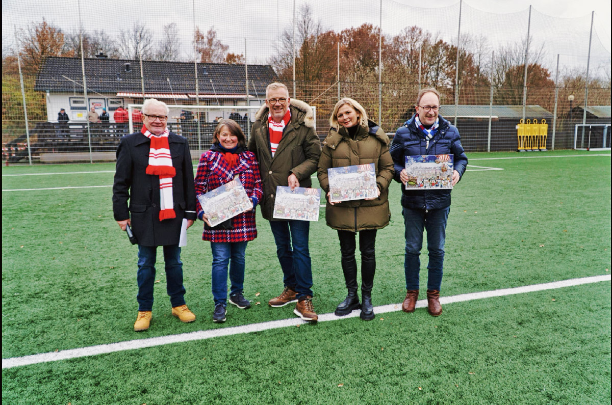 Foto: KH Becker – v.l. Norbert Maibaum (FCH05-Presse- und Stadionsprecher), Frau Andrea Hoppen-Weiss und Frau Martina Wirtz für die KiJu, Clemens Wirtz (FCH05-Präsident) und Thomas Wallau für die Stiftung Altenhilfe