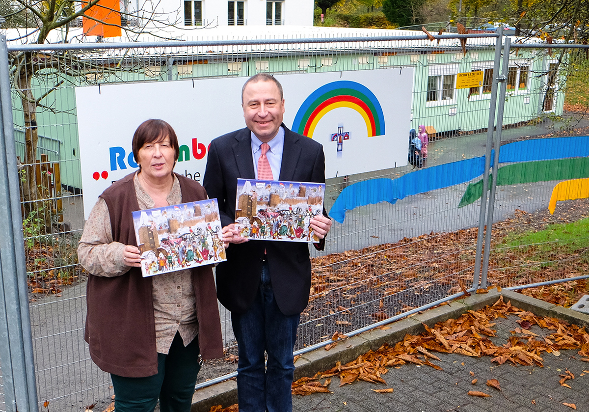 Ute Schneider mit Dr. Wilhelm Thiele und den Adventskalendern der KiJu (Foto: JN)