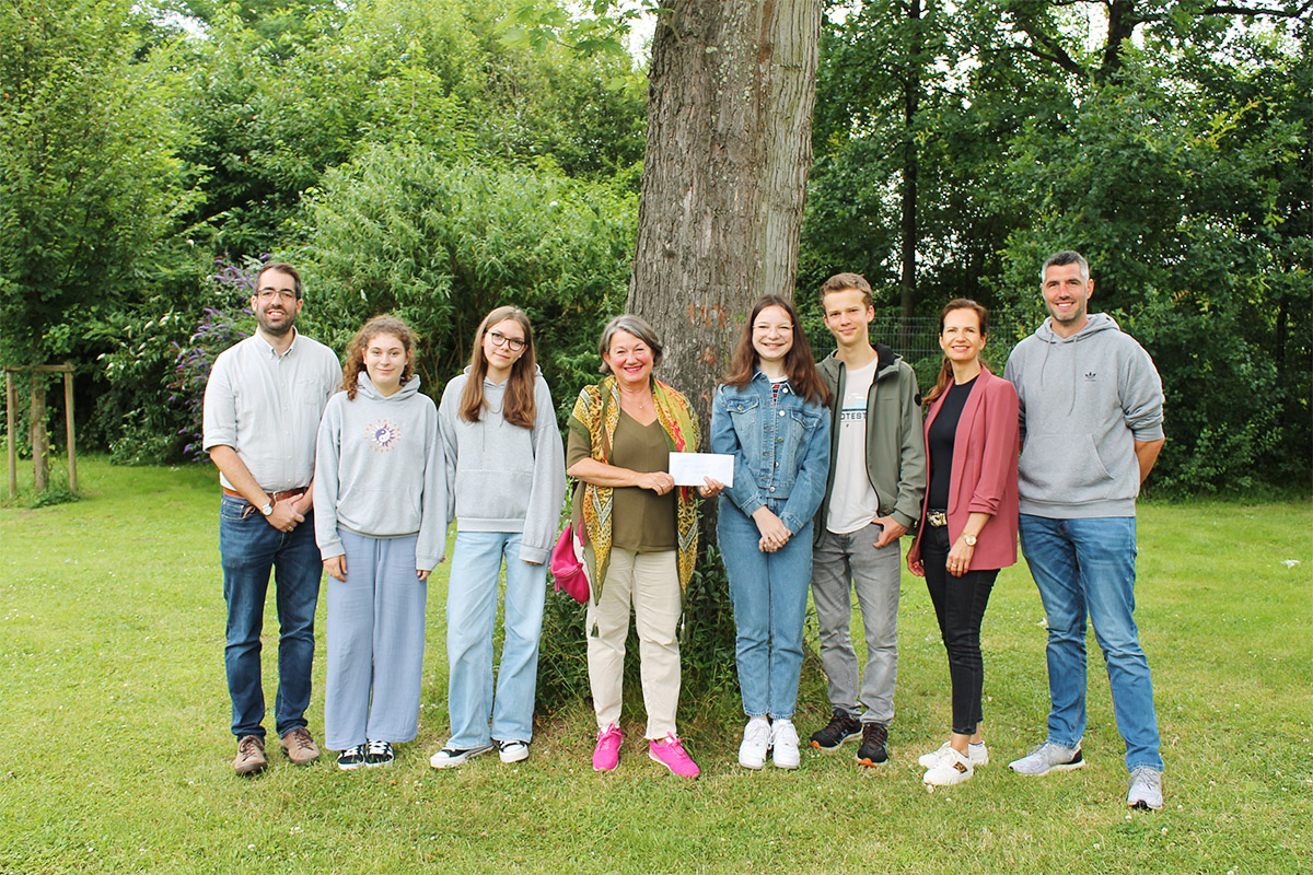 vlnr: Simon Wieczorek, Lena, Greta, Andrea Hoppen-Weiss, Celina, Max, Diane Wiebecke und Michael Binot