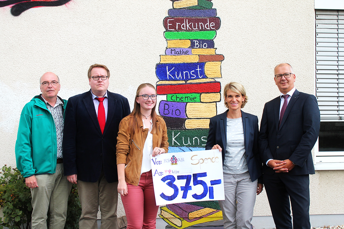 Die 19 Schülerinnen und Schüler waren sich schnell einig darüber, dass sie das Geld für einen guten Zweck spenden wollten