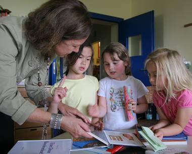 Christine Kranz aus Mainz von der Stiftung Lesen zeigte den angehenden Lesepaten, wie Kinder die Wertschätzung von Büchern lernen und Spaß am Lesen bekommen. BILD: ROHRMOSER-VON GLASOW