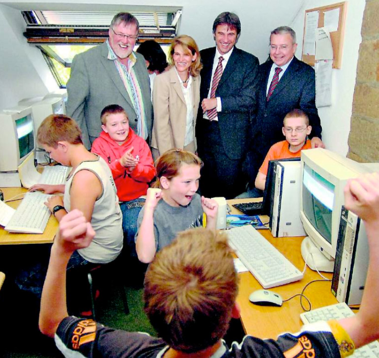 Mit den Kindern freuen sich (von links) Schulleiter Jürgen Heinzer, Uschi Yogeshwar von der Kinder- und Jugendstiftung, Microsoft-Chef Achim Berg und Landrat Frithjof Kühn über die Spende (Foto: Holger Arndt)